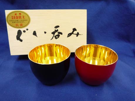 第57回全国推奨観光土産品審査会で特別審査優秀賞を受賞した燕研磨振興協同組合の「漆のぐい呑み（桐箱入り）」
