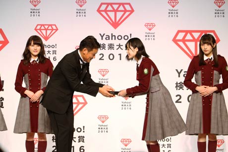 欅坂46にトロフィーの授与