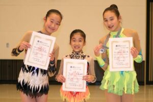 左から小学校5・6年の部で3位のボールで門倉実沙さん、同3・4年の部で3位の斉藤柚羽さん、中学校1・2年の部のロープで1位の藤井花さん
