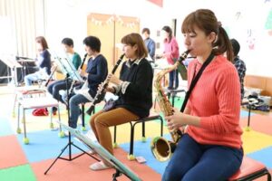 18日に燕市児童研修館「こどもの森」でクリスマスコンサートを開く「中越ひかりママ楽団」の練習のようす