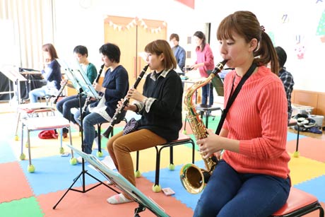  18日に燕市児童研修館「こどもの森」でクリスマスコンサートを開く「中越ひかりママ楽団」の練習のようす