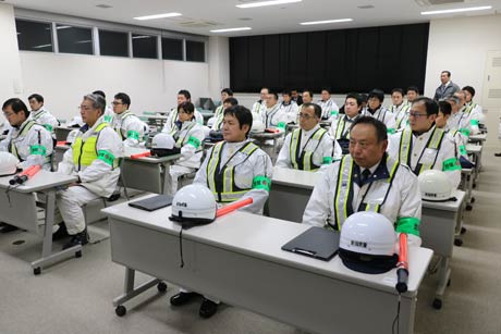 燕署で出発式