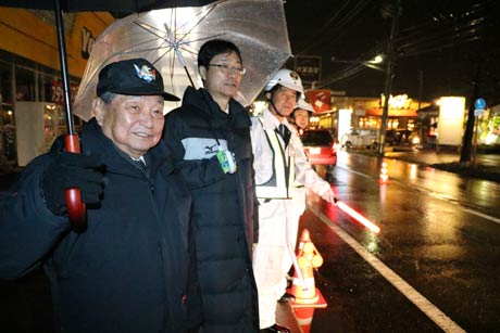 来賓が署員による特別警戒を激励