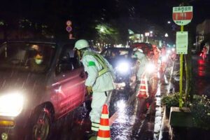 歳末特別警戒で三条市役所前に設置した交通検問