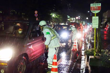 歳末特別警戒で三条市役所前に設置した交通検問