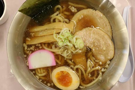 メタル丼で提供される背あぶらラーメンの「てまりラーメン」