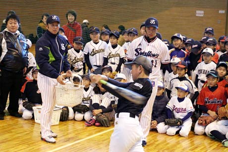 つばめ野球クリニックで指導にあたる東京ヤクルトスワローズの石川雅規投手と雄平外野手