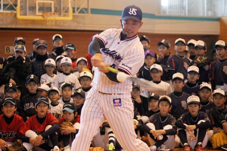  ティーバッティングを披露する雄平外野手