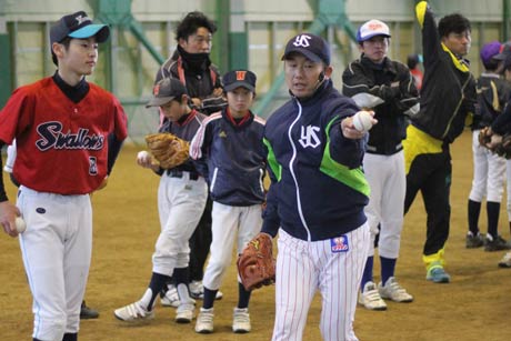 手首を横にしないようにアドバイスする石川投手