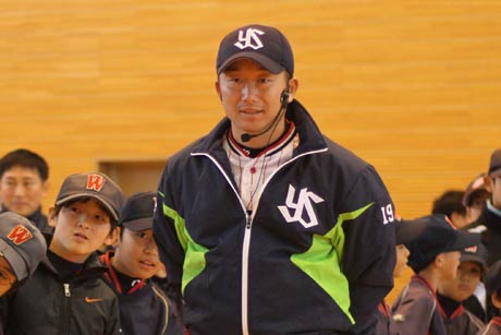  子どもたちの走塁を観察する石川投手