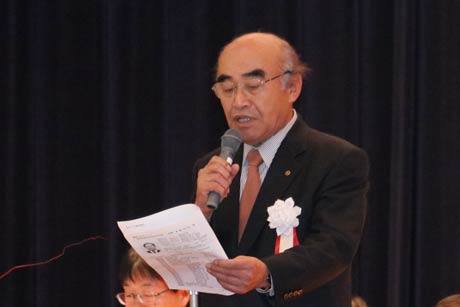  大会宣言を読み上げる協議会副会長の田野燕商工会議所会頭