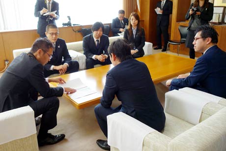 三条市長に提言書を提出する燕三条青年会議所