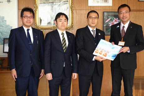  左から燕三条青年会議所の地域の力委員会・袖山副委員長、グローカルの力委員会・原田委員長、相場理事長、国定市長