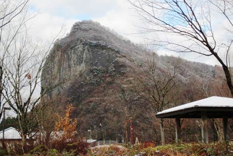  八木ヶ鼻もうっすらと雪化粧
