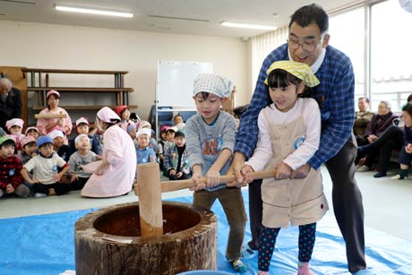 「シニアセンターよしだ」で開かれたふれあいもちつき大会
