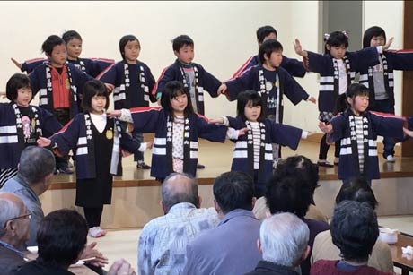 もちつきの礼に踊りを披露する園児