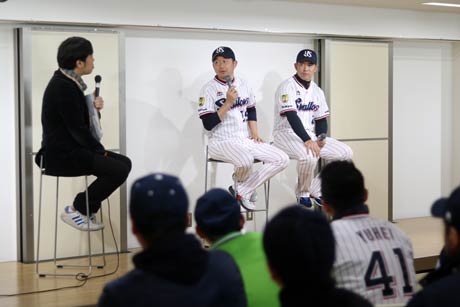 左から司会の中村博和さんと東京ヤクルトスワローズの石川投手、雄平外野手