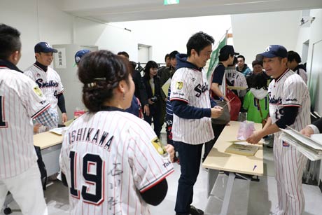 サイン会には熱烈なヤクルトファンが