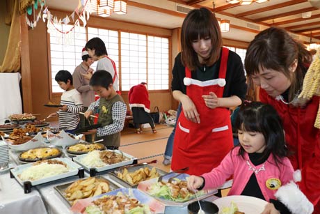 ずらりと並んだアレルゲンフリーの料理をビュッフェスタイルで好きなだけ取り分けて味わう