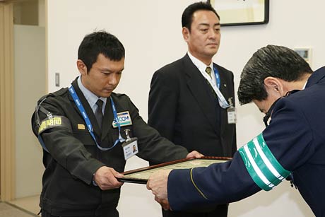 左からセコム上信越株式会社新潟現送センターの警備員遠藤さん、中沢センター長、燕署の斉藤署長