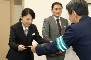 特殊詐欺未然防止で協栄信用組合小中川支店職員に燕署長感謝状