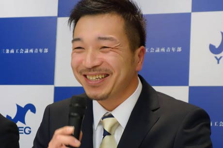 三条商工会議所青年部の次年度会長に決まって会見する佐藤俊光副会長