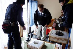 新潟県電気工事工業組合三条支部青年部会が加茂市内のひとり暮らしの老人世帯で電気関係の点検や清掃