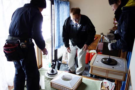 新潟県電気工事工業組合三条支部青年部会が加茂市内のひとり暮らしの老人世帯で電気関係の点検や清掃