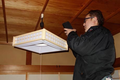 照明器具を点検