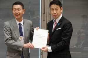 県市長会と米山知事の意見交換会で会長代理の篠田新潟市長から米山知事に要望書を提出