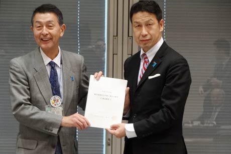  県市長会と米山知事の意見交換会で会長代理の篠田新潟市長から米山知事に要望書を提出