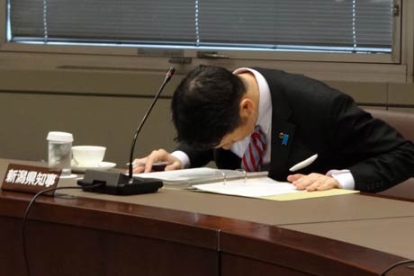 紹介される市長一人ひとりに深々と頭を下げる米山知事