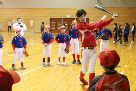 トヨタ自動車硬式野球部の2選手が参加して開かれた弥彦村スポーツ少年団交流会