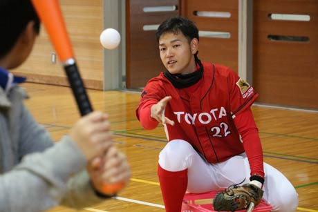  昨夏の甲子園で中越高校4番打者だった波方捕手のトスによるぜいたくなトスバッティングの練習
