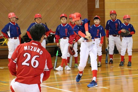 バッティングの指導を受ける「弥彦ザ・ジェイ」の選手たち