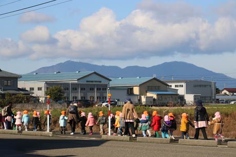 季節はずれの暖かい陽気に朝から散歩する燕市立大曲八王寺保育縁の園児