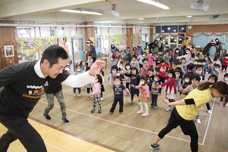 三条市立旭保育所で燕三条ラーメン王国がカレーラーメン体操
