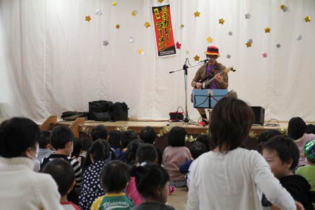 矢代秀晴さんが「カレーラーメンの歌」やクリスマスソングを演奏