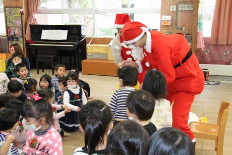  梨本国王ふんするサンタクロースも登場