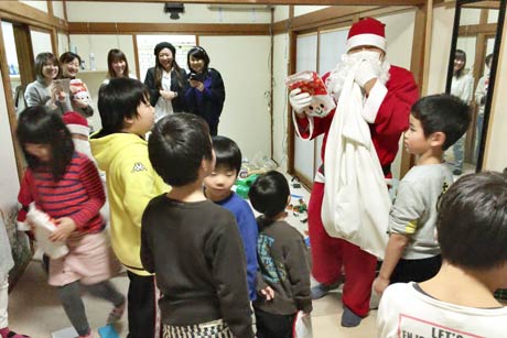 クリスマス会にサプライズでサンタクロース登場