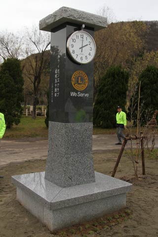 分水ライオンズクラブが燕市ふれあいパーク久賀美「国上健康の森公園」に設置したベンチ付き時計塔