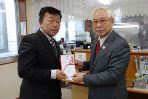 グローバルの柳原社長(左)と燕市社会福祉協議会の山岡会長
