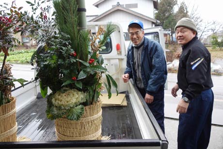 完成した角松を軽トラに積み込んで配達