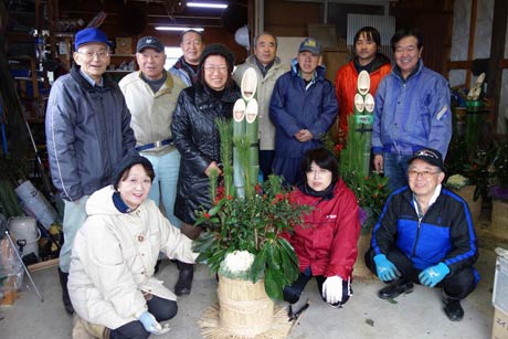 角松作りに参加した西本成寺有志会会員