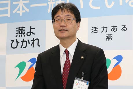 定例記者会見を行う鈴木燕市長
