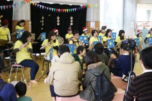 中越ひかりママ楽団が「こどもの森」でクリスマスコンサート