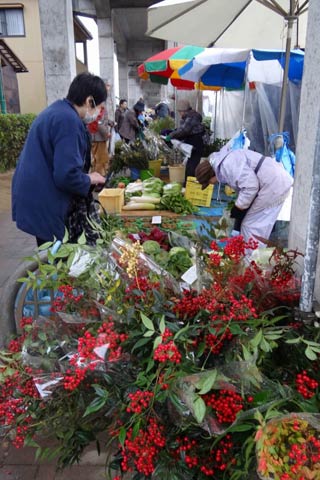 難を転ずるにかけて正月の縁起物のナンテンが並ぶ