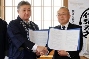 弥彦温泉旅館組合の河村組合長(左）と小林弥彦村長
