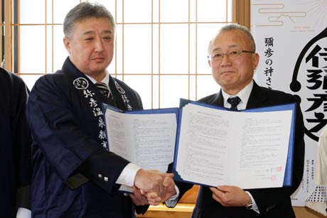 弥彦温泉旅館組合の河村組合長(左）と小林弥彦村長