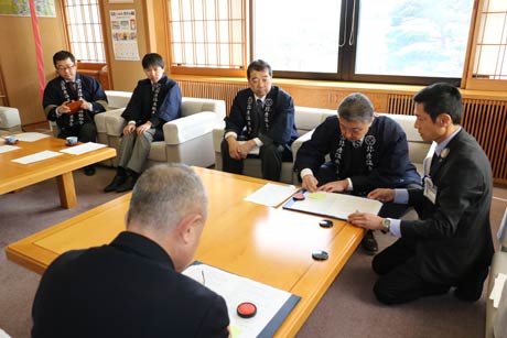 協定書に調印